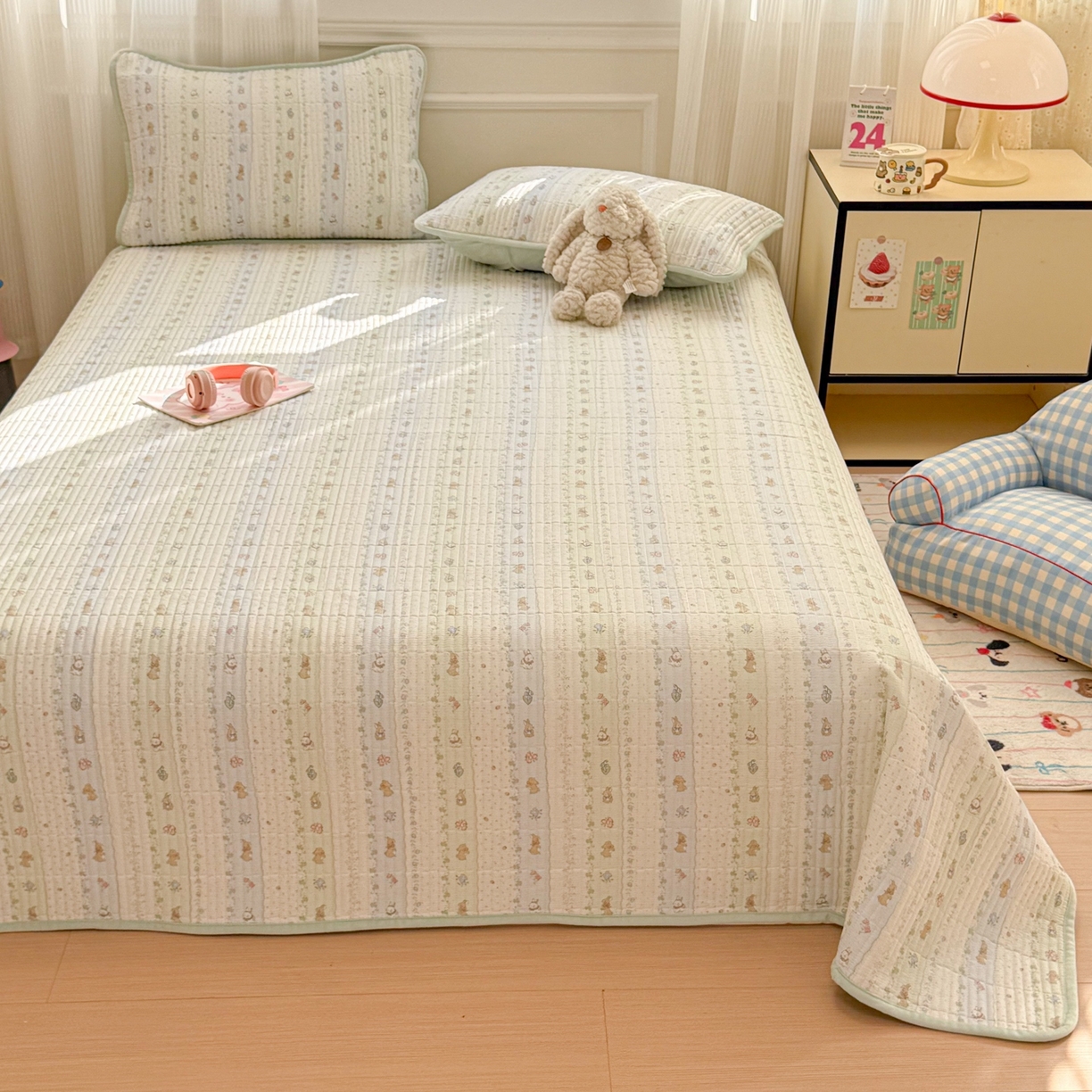 91家纺网 家纺一手货源 找家纺 简宜家居（朝初家纺） 2025新款A面100%全棉B面宝宝绒棉绒包边床盖正反两用 青芜兔踪