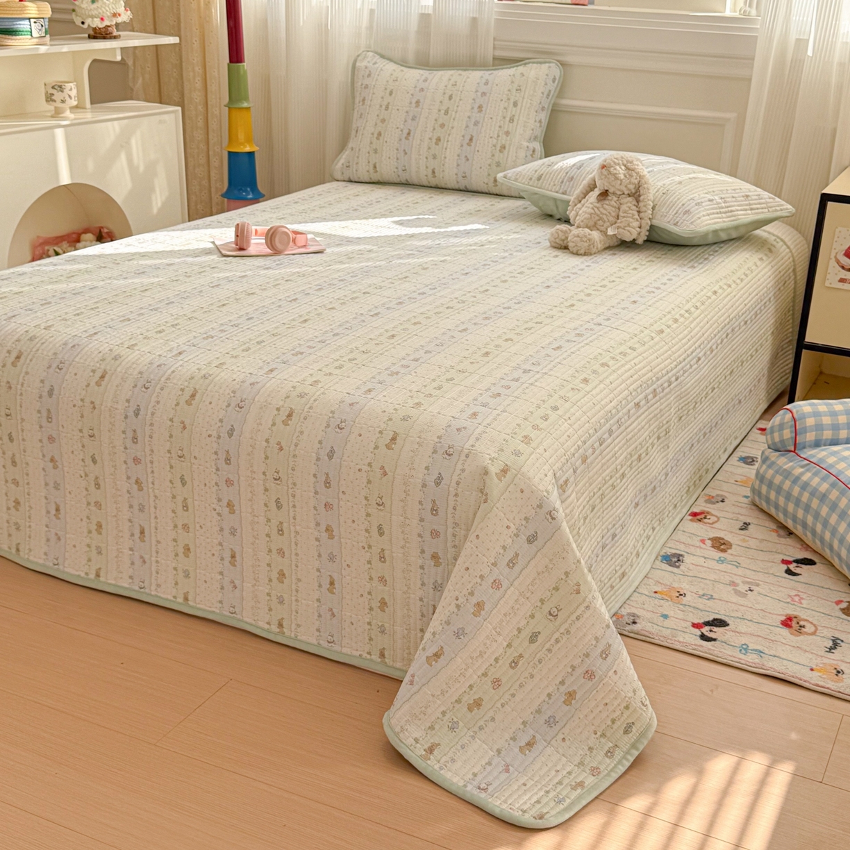 91家纺网 家纺一手货源 找家纺 简宜家居（朝初家纺） 2025新款A面100%全棉B面宝宝绒棉绒包边床盖正反两用 青芜兔踪