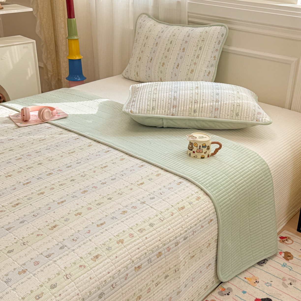 91家纺网 家纺一手货源 找家纺 简宜家居（朝初家纺） 2025新款A面100%全棉B面宝宝绒棉绒包边床盖正反两用 青芜兔踪