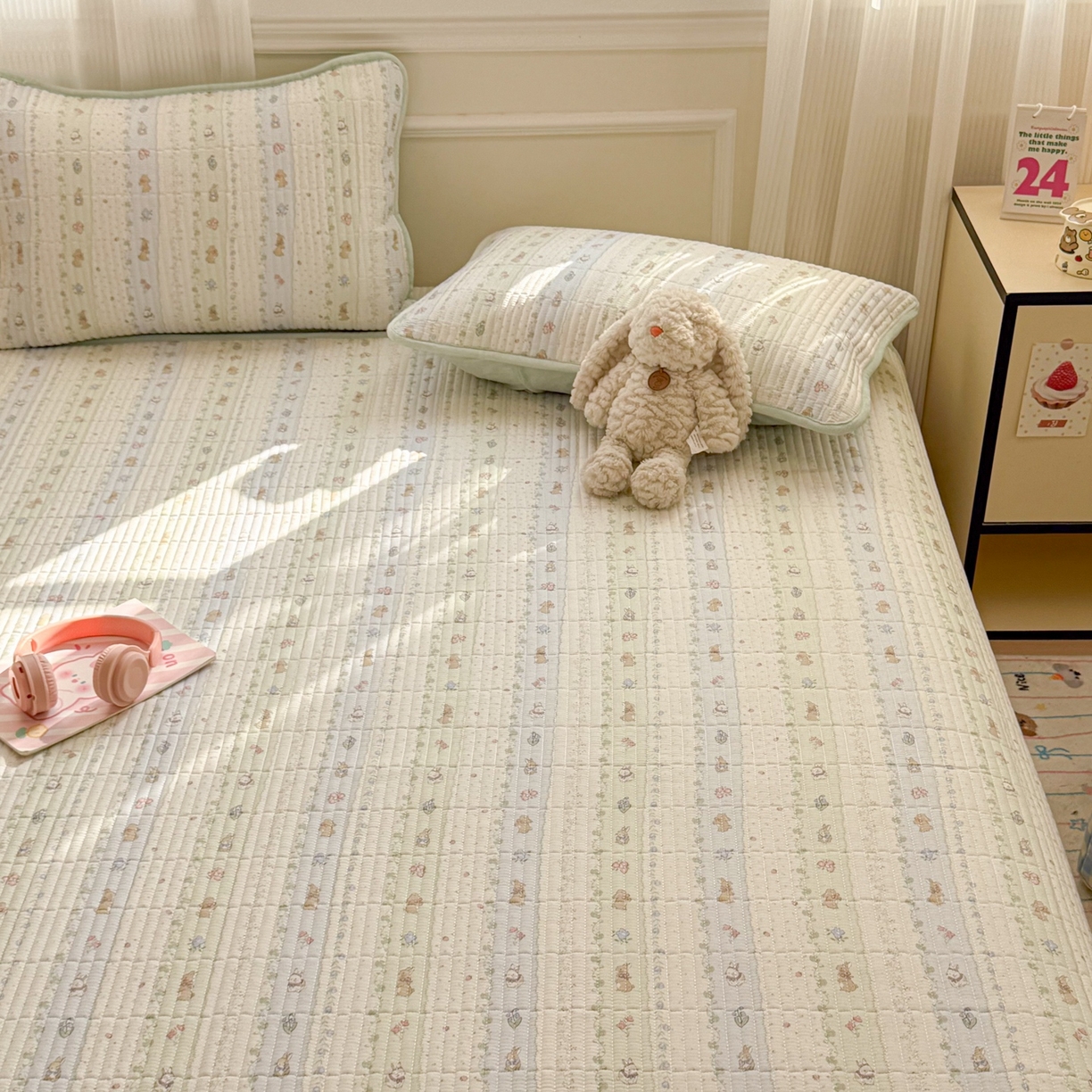 91家纺网 家纺一手货源 找家纺 简宜家居（朝初家纺） 2025新款A面100%全棉B面宝宝绒棉绒包边床盖正反两用 青芜兔踪