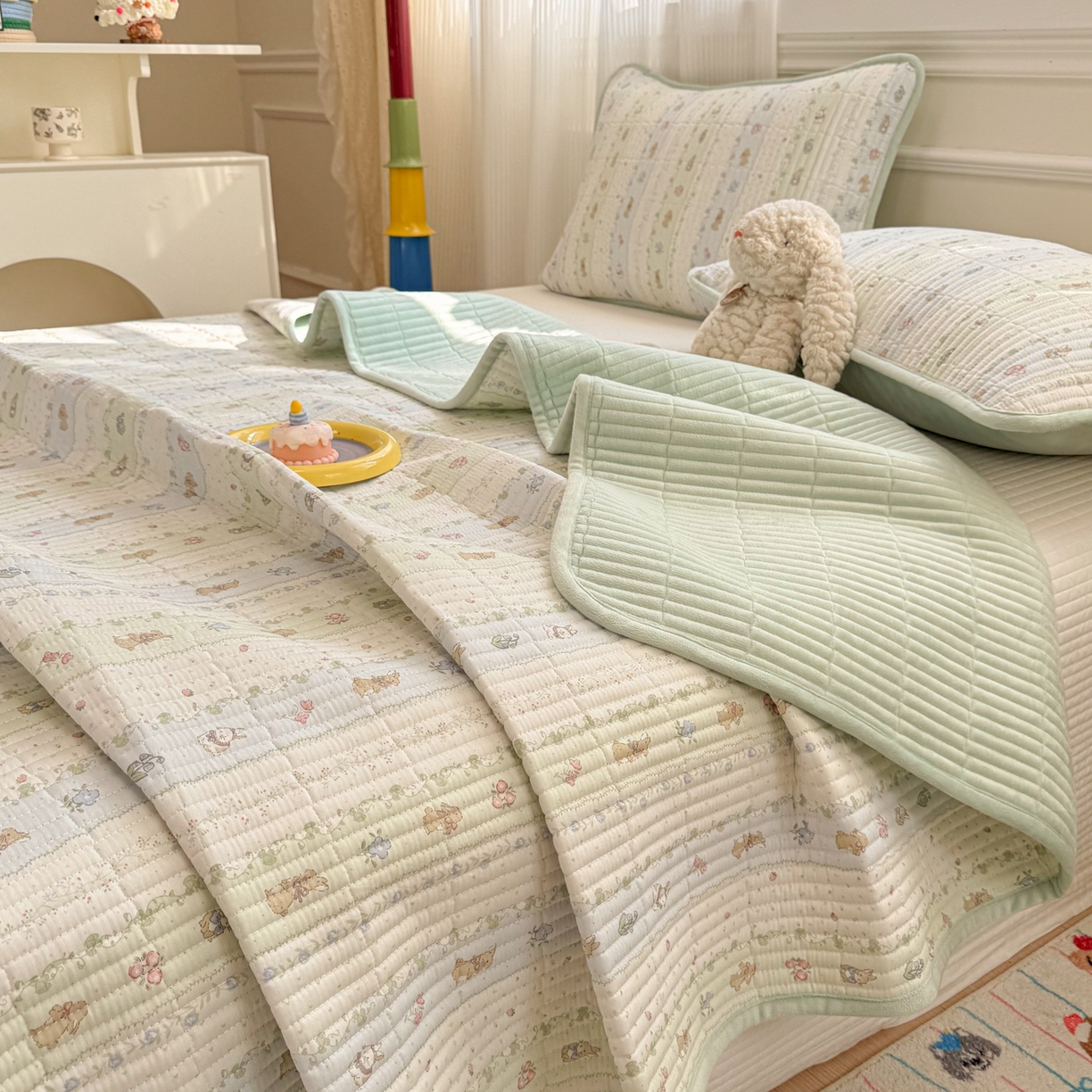 91家纺网 家纺一手货源 找家纺 简宜家居（朝初家纺） 2025新款A面100%全棉B面宝宝绒棉绒包边床盖正反两用 青芜兔踪