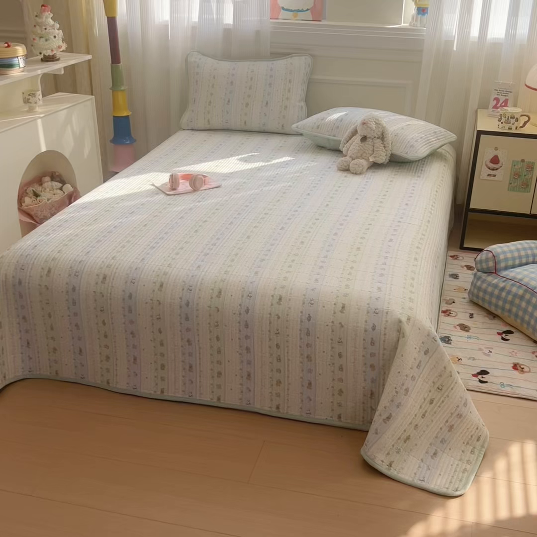 91家纺网 家纺一手货源 找家纺 简宜家居（朝初家纺） 2025新款A面100%全棉B面宝宝绒棉绒包边床盖正反两用 青芜兔踪