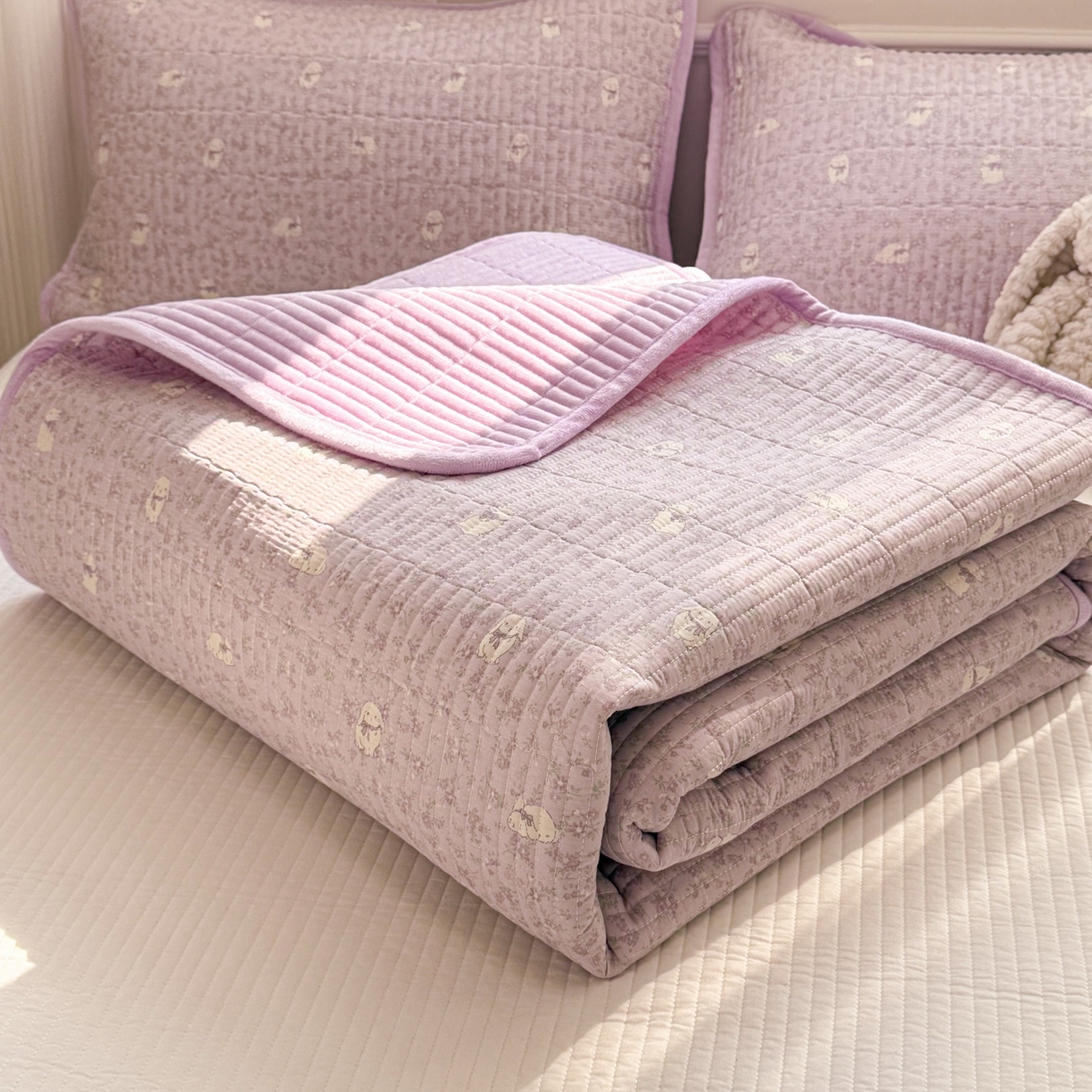 简宜家居（朝初家纺） 2025新款A面100%全棉B面宝宝绒棉绒包边床盖正反两用 紫绒花兔