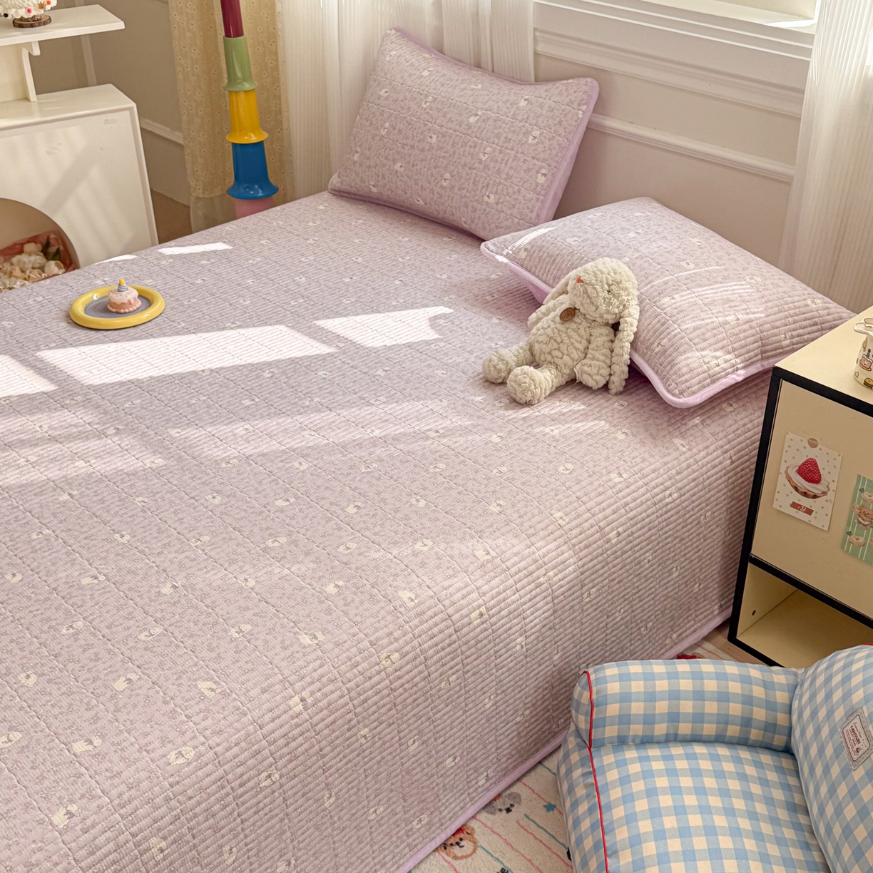 91家纺网 家纺一手货源 找家纺 简宜家居（朝初家纺） 2025新款A面100%全棉B面宝宝绒棉绒包边床盖正反两用 紫绒花兔