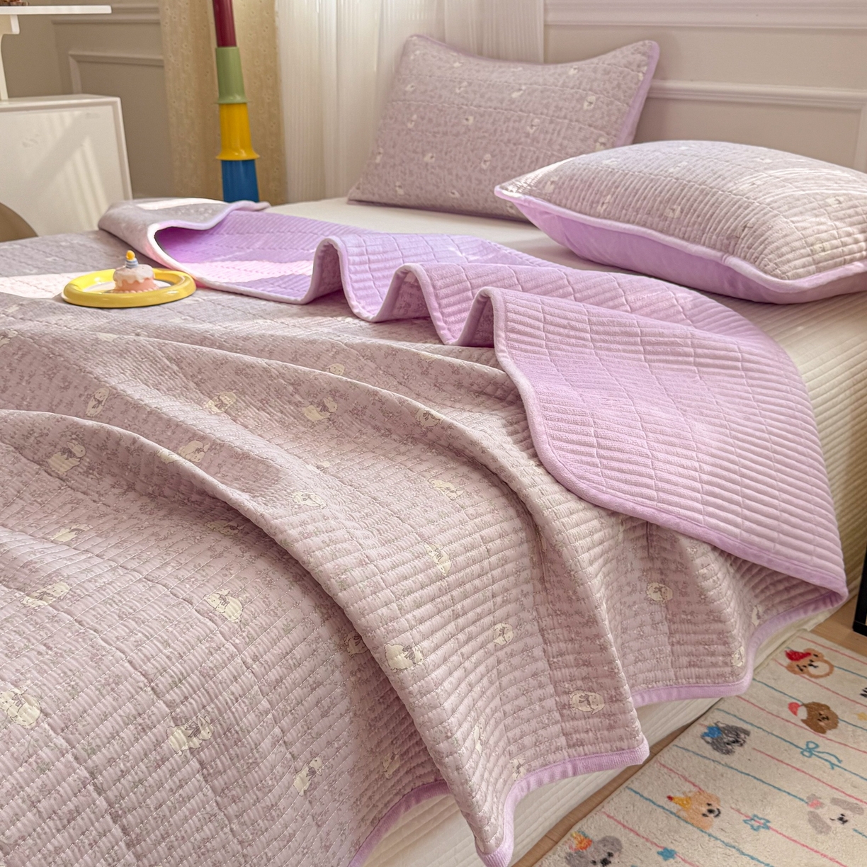 91家纺网 家纺一手货源 找家纺 简宜家居（朝初家纺） 2025新款A面100%全棉B面宝宝绒棉绒包边床盖正反两用 紫绒花兔