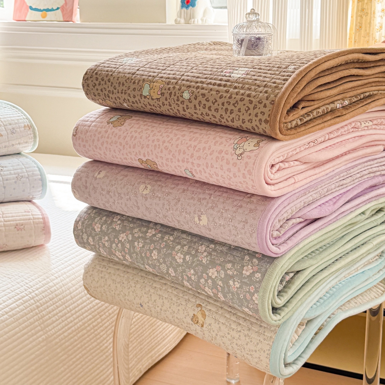 91家纺网 家纺一手货源 找家纺 简宜家居（朝初家纺） 2025新款A面100%全棉B面宝宝绒棉绒包边床盖正反两用 组合图仅供展示不可下单