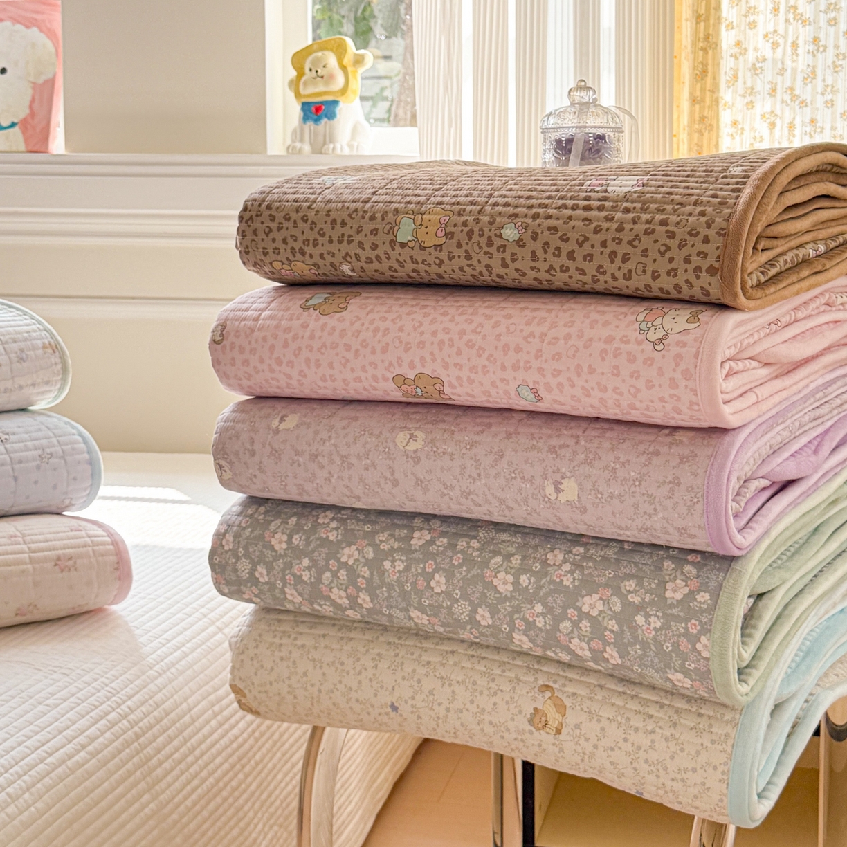 91家纺网 家纺一手货源 找家纺 简宜家居（朝初家纺） 2025新款A面100%全棉B面宝宝绒棉绒包边床盖正反两用 组合图仅供展示不可下单