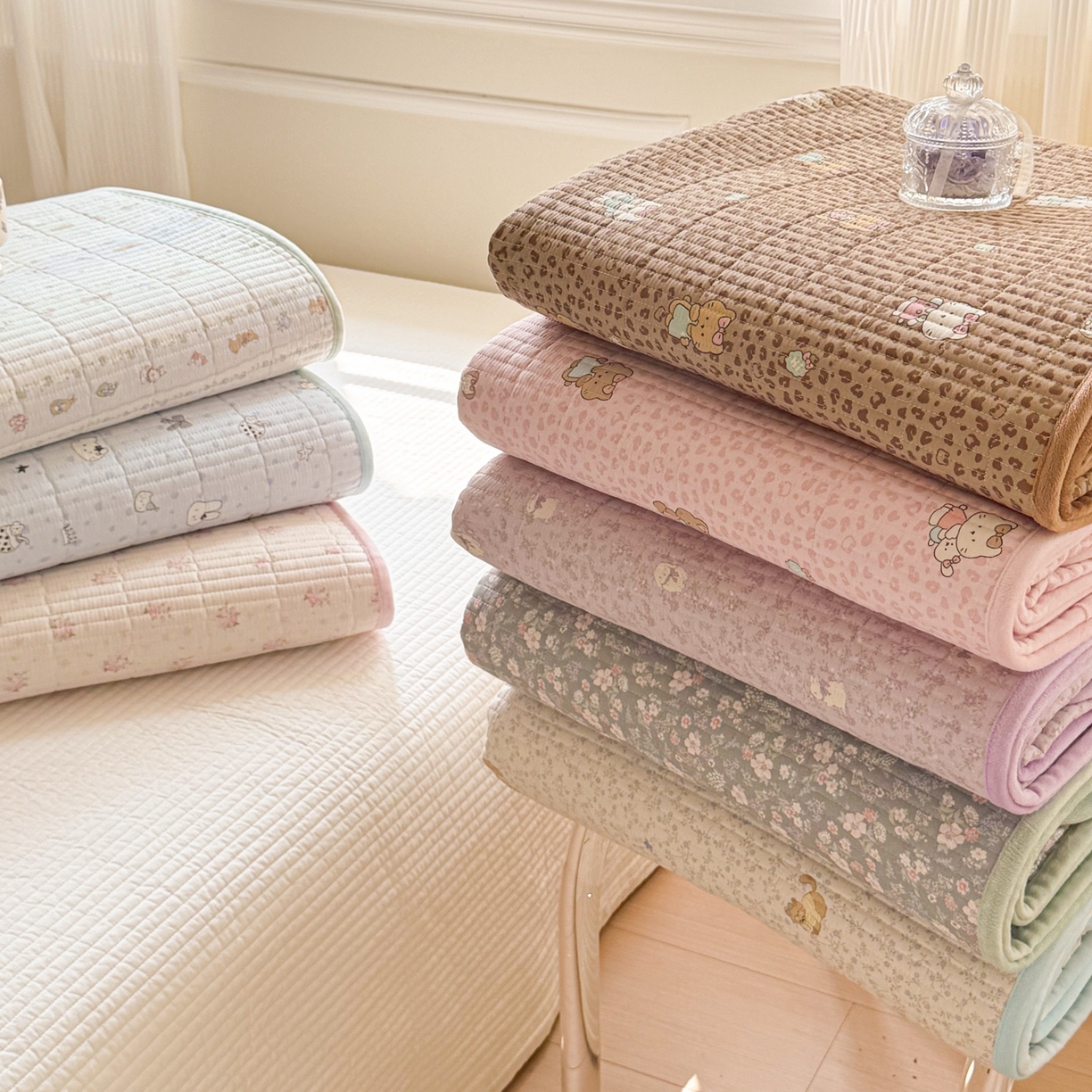 91家纺网 家纺一手货源 找家纺 简宜家居（朝初家纺） 2025新款A面100%全棉B面宝宝绒棉绒包边床盖正反两用 组合图仅供展示不可下单