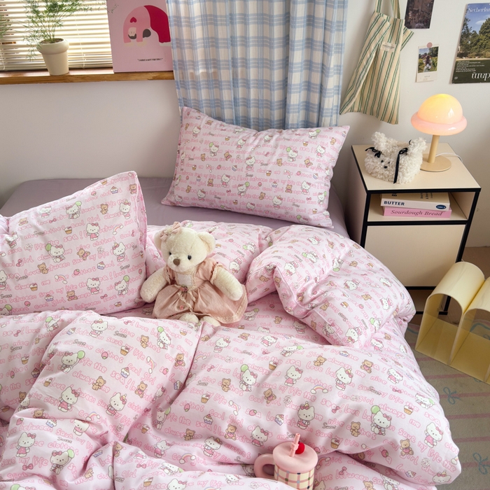 91家纺网 家纺一手货源 找家纺 曼之夏 2025新款全棉纯棉双层印花四件套 凯蒂熊仔