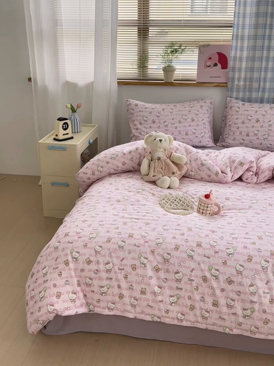 91家纺网 家纺一手货源 找家纺 曼之夏 2025新款全棉纯棉双层印花四件套 凯蒂熊仔