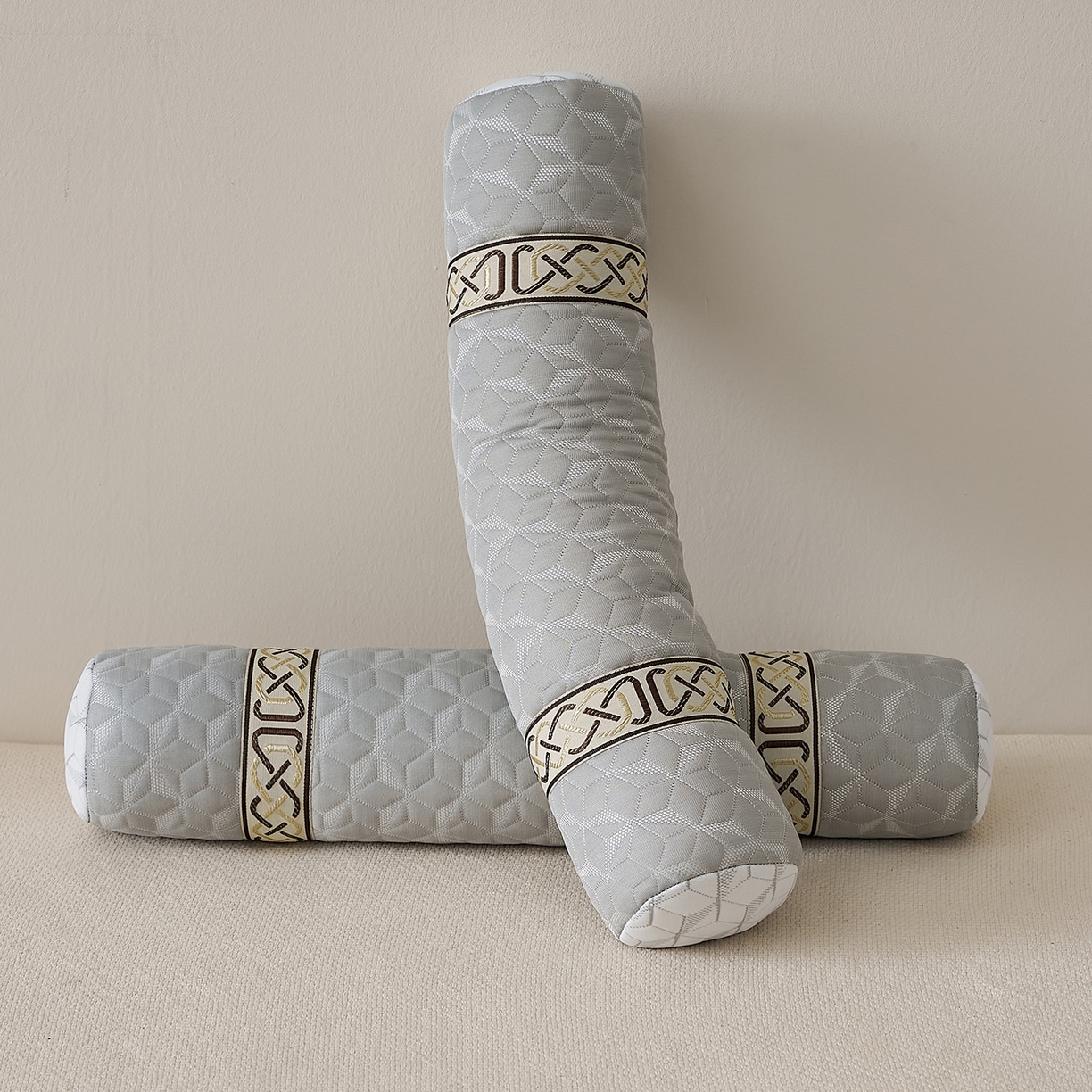 91家纺网 家纺一手货源 找家纺 乐可 2025新款科技护颈圆柱枕枕头枕芯 科技护颈圆柱枕-科技灰