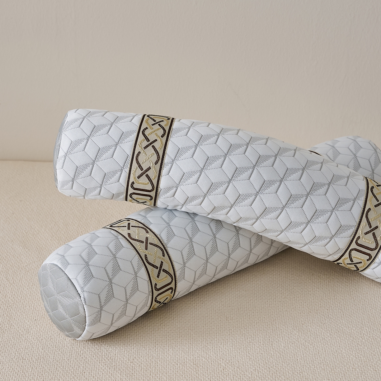 91家纺网 家纺一手货源 找家纺 乐可 2025新款科技护颈圆柱枕枕头枕芯 科技护颈圆柱枕-科技白