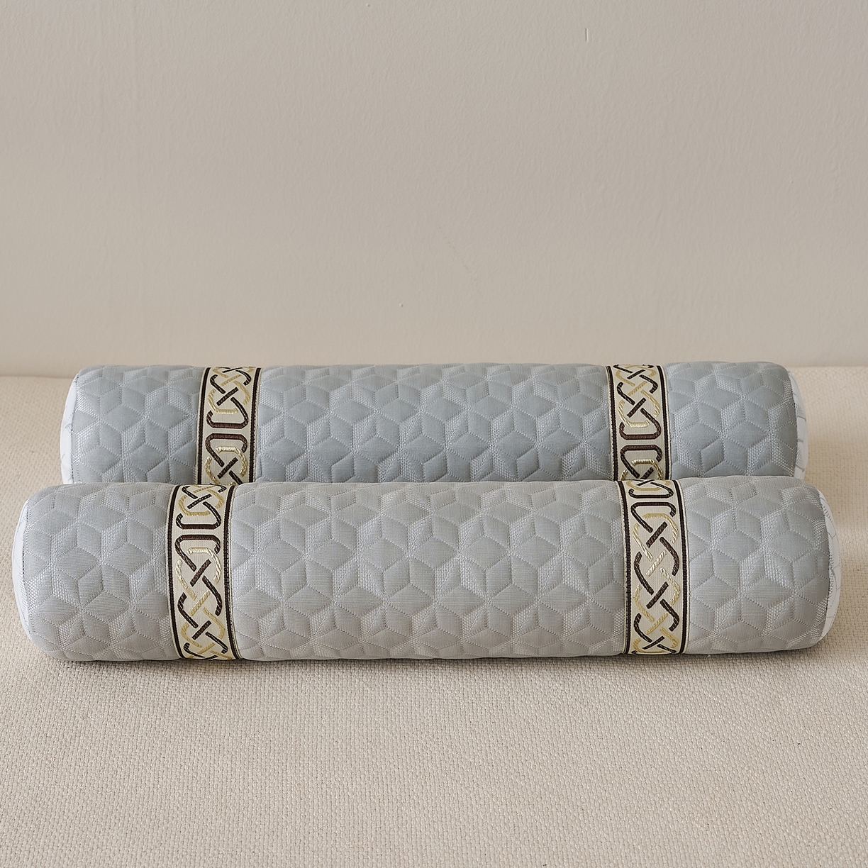 91家纺网 家纺一手货源 找家纺 乐可 2025新款科技护颈圆柱枕枕头枕芯 科技护颈圆柱枕-科技灰