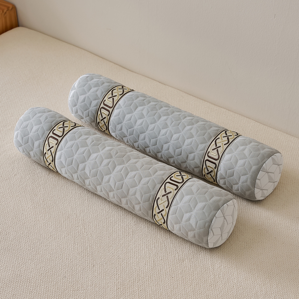 91家纺网 家纺一手货源 找家纺 乐可 2025新款科技护颈圆柱枕枕头枕芯 科技护颈圆柱枕-科技灰