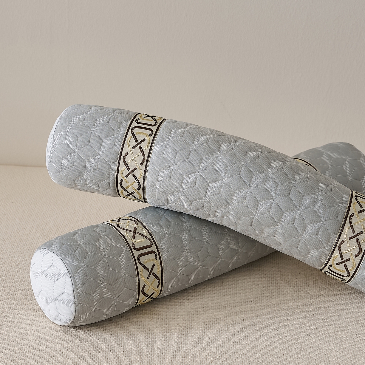 91家纺网 家纺一手货源 找家纺 乐可 2025新款科技护颈圆柱枕枕头枕芯 科技护颈圆柱枕-科技灰