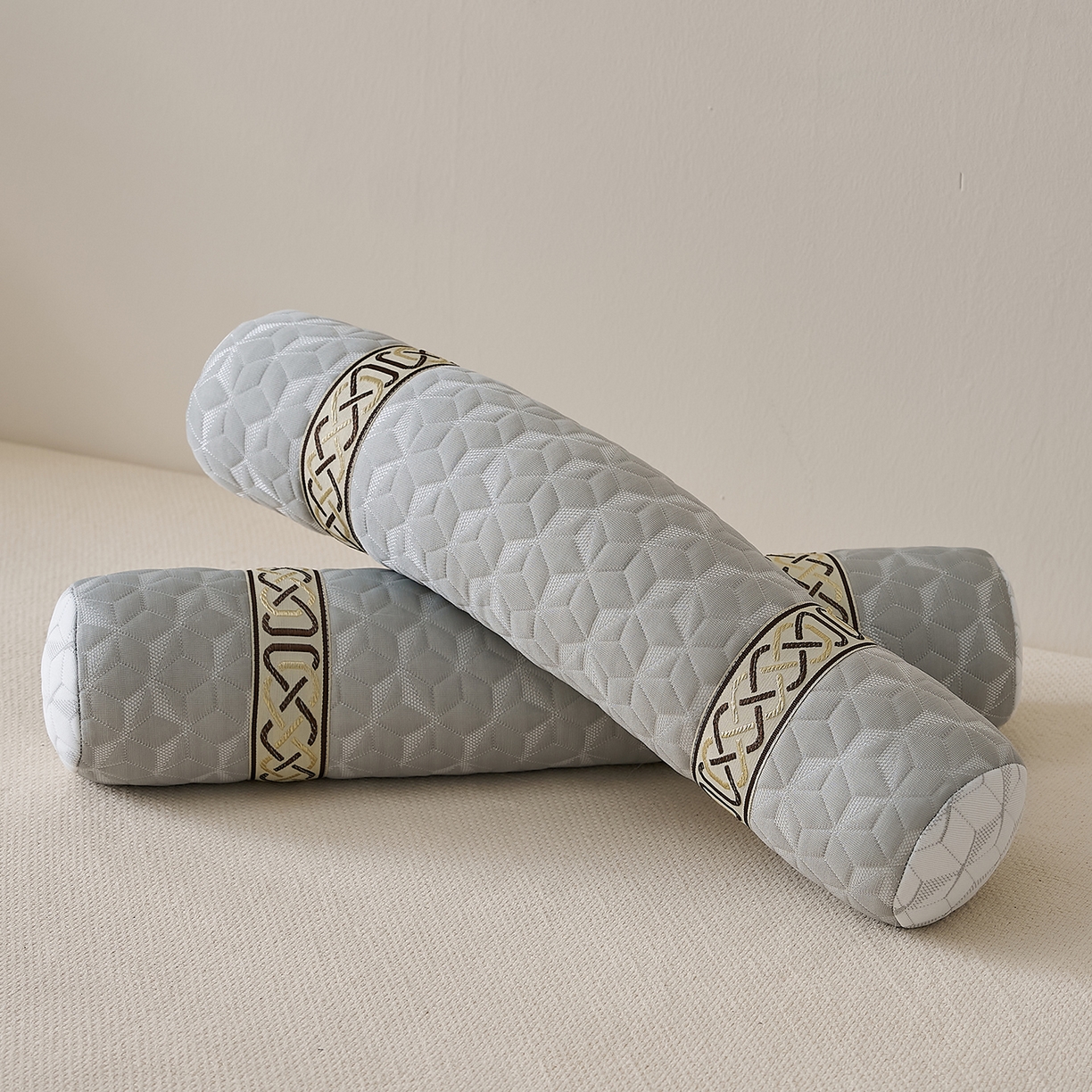 91家纺网 家纺一手货源 找家纺 乐可 2025新款科技护颈圆柱枕枕头枕芯 科技护颈圆柱枕-科技灰