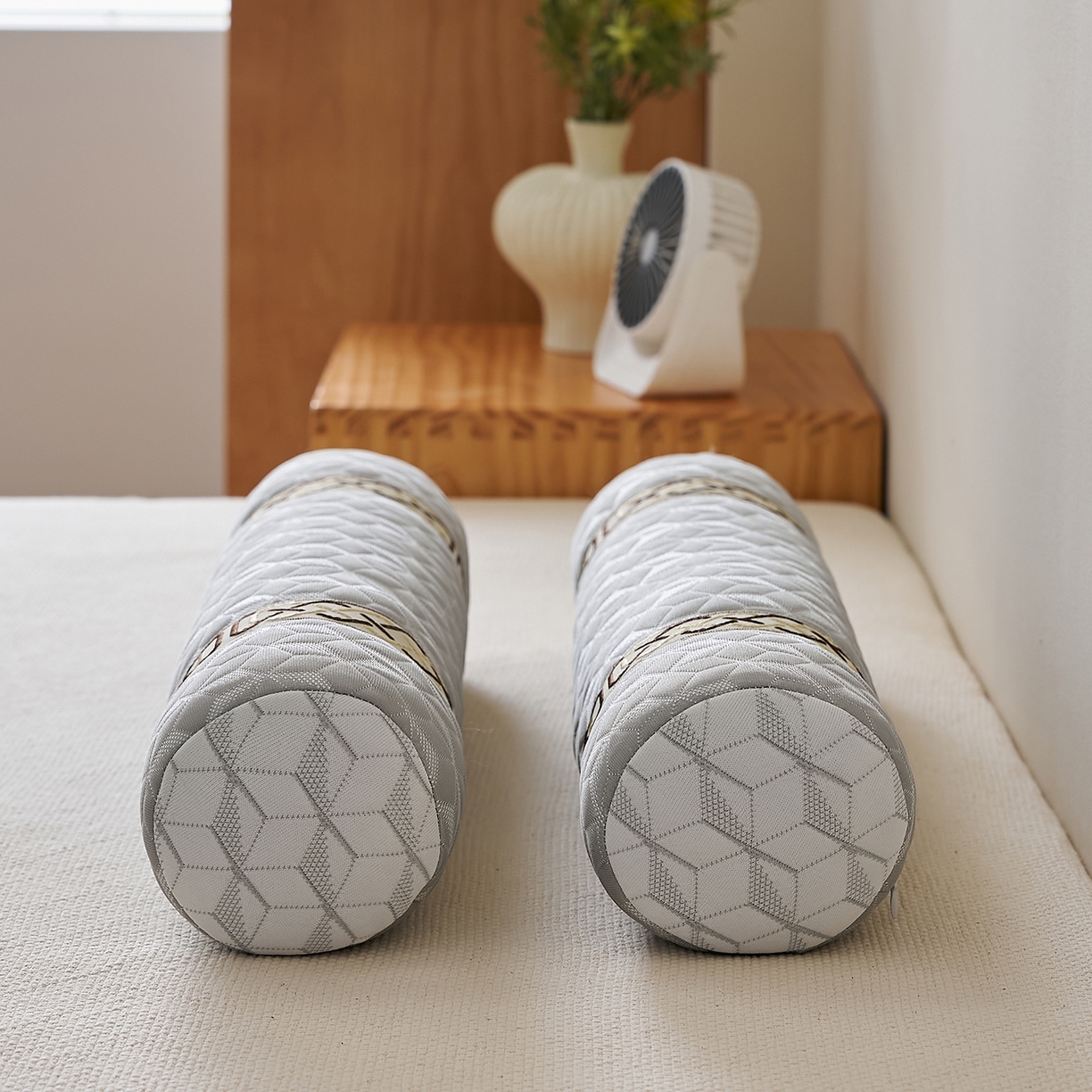 91家纺网 家纺一手货源 找家纺 乐可 2025新款科技护颈圆柱枕枕头枕芯 科技护颈圆柱枕-科技灰