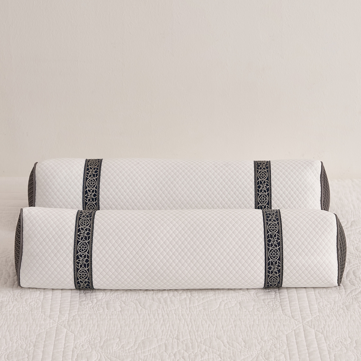 91家纺网 家纺一手货源 找家纺 乐可 2025新款科技三角护颈枕枕头枕芯 科技三角护颈枕-简约白