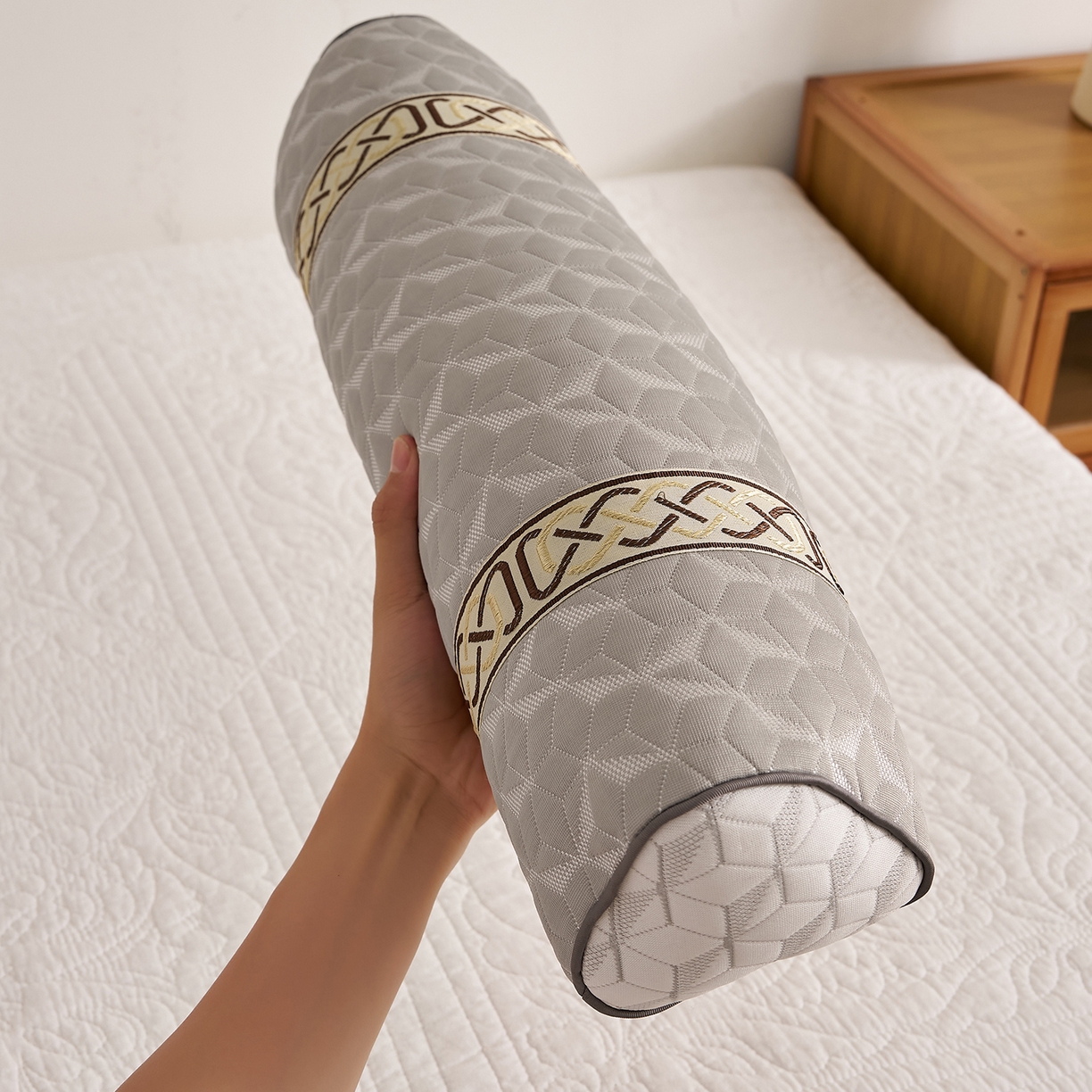 91家纺网 家纺一手货源 找家纺 乐可 2025新款科技三角护颈枕枕头枕芯 科技三角护颈枕-科技灰