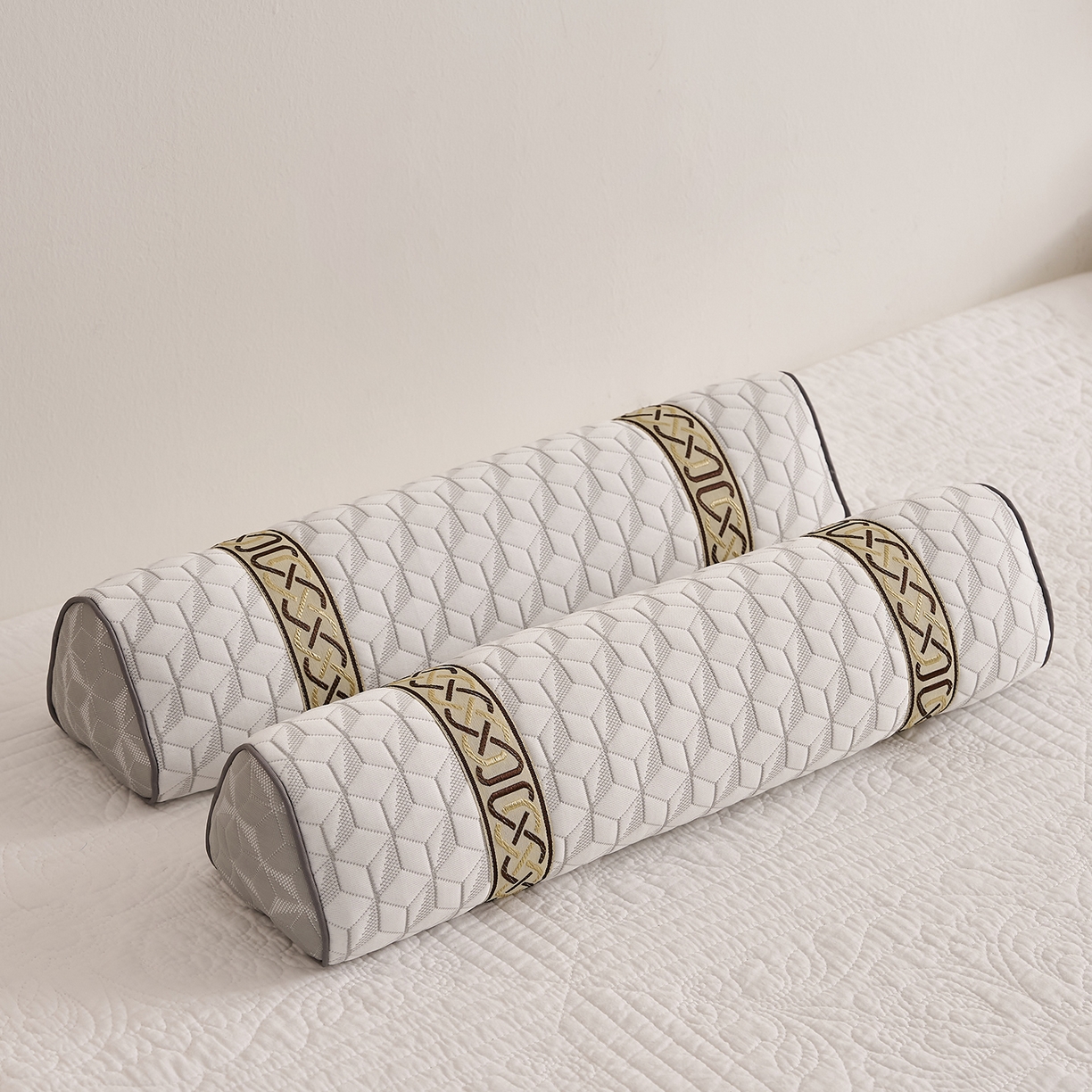 91家纺网 家纺一手货源 找家纺 乐可 2025新款科技三角护颈枕枕头枕芯 科技三角护颈枕-科技白