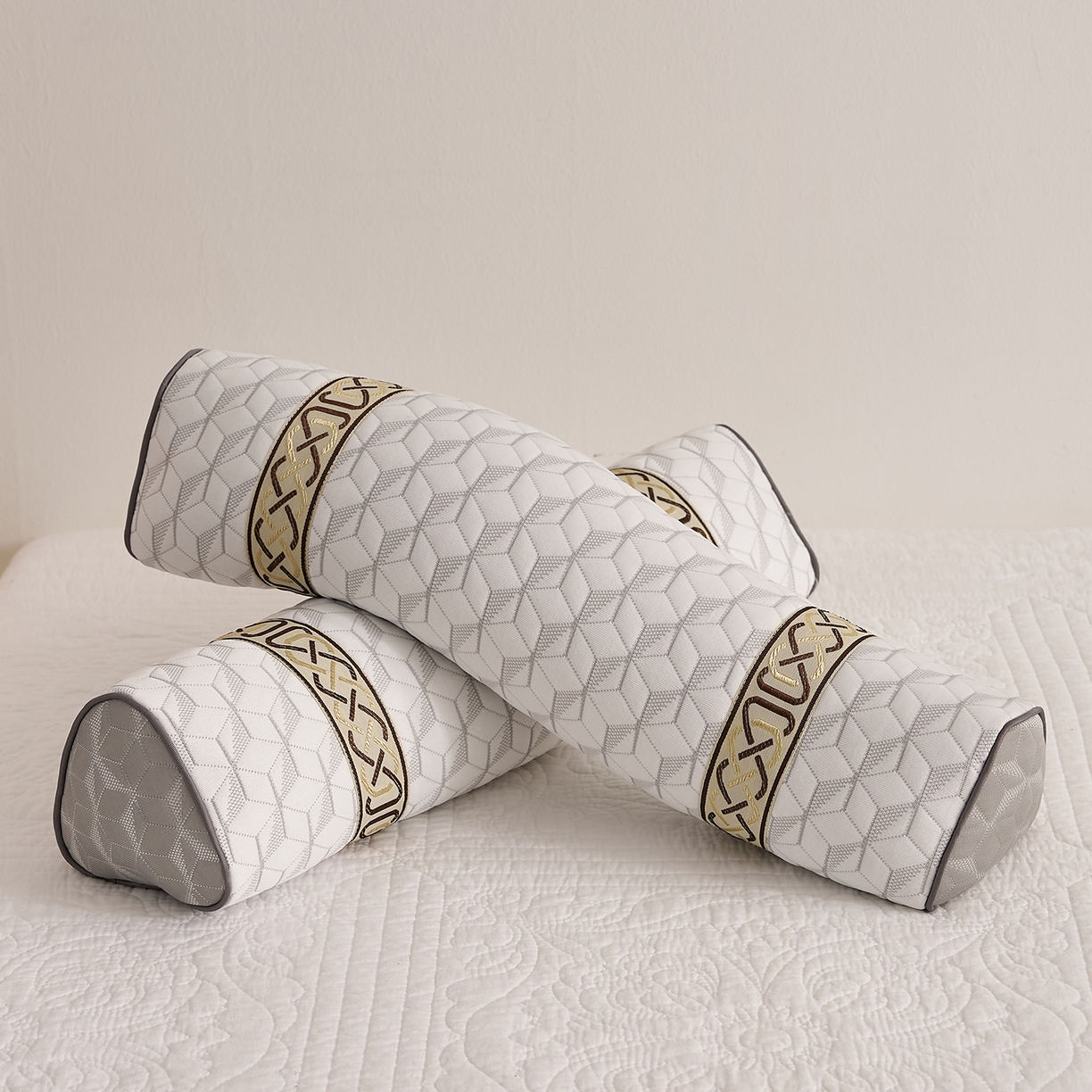 91家纺网 家纺一手货源 找家纺 乐可 2025新款科技三角护颈枕枕头枕芯 科技三角护颈枕-科技白