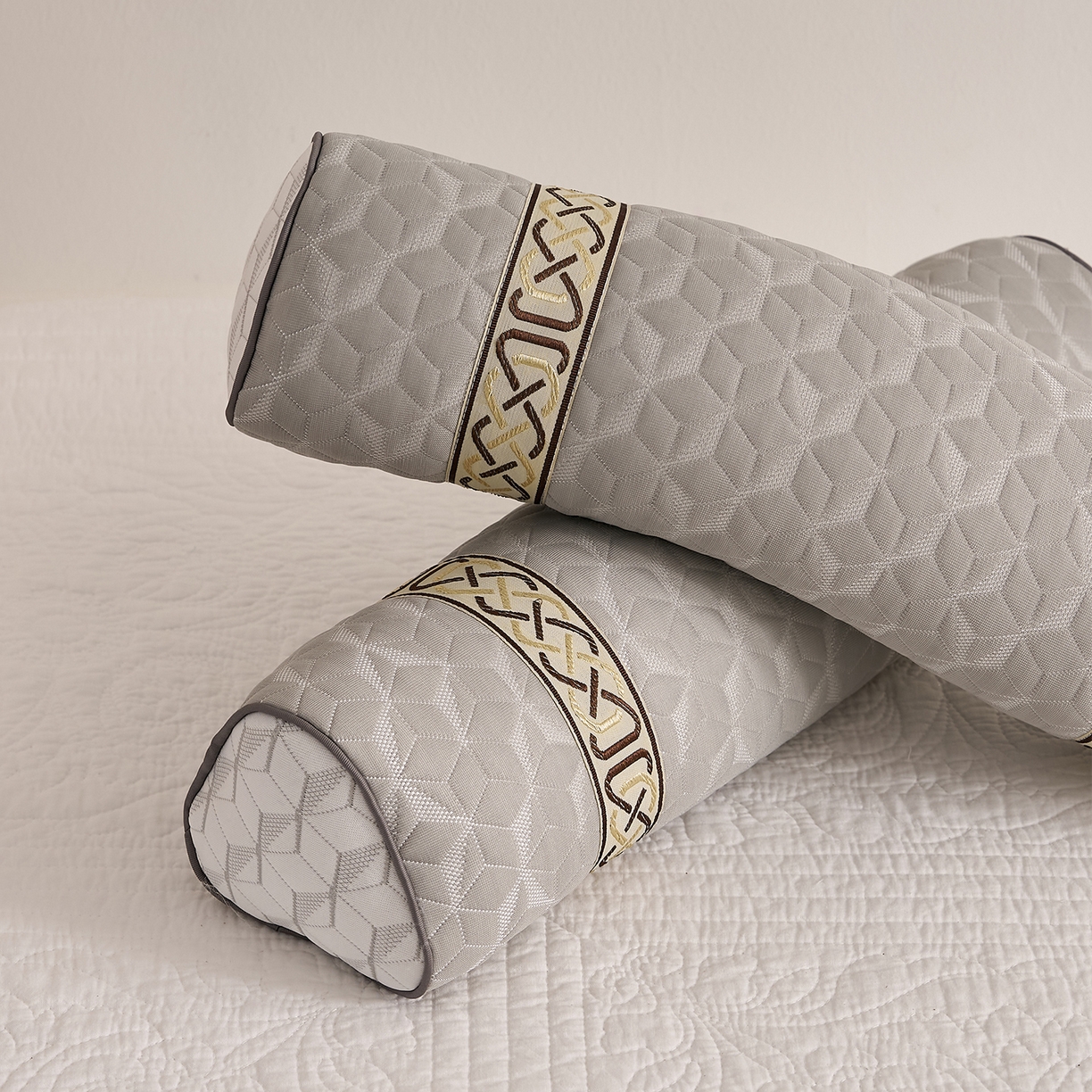 91家纺网 家纺一手货源 找家纺 乐可 2025新款科技三角护颈枕枕头枕芯 科技三角护颈枕-科技灰