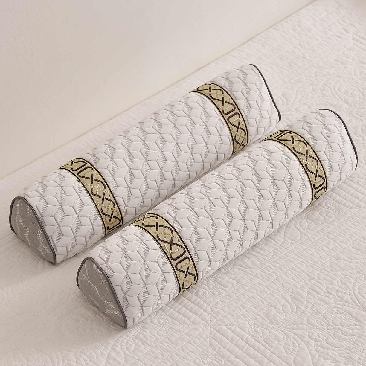 91家纺网 家纺一手货源 找家纺 乐可 2025新款科技三角护颈枕枕头枕芯 科技三角护颈枕-科技白