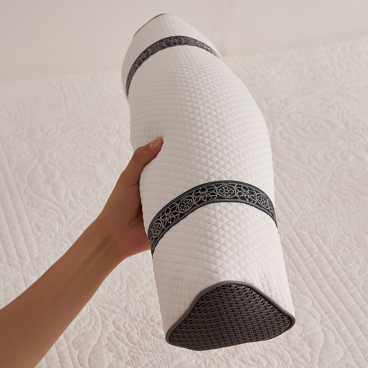 91家纺网 家纺一手货源 找家纺 乐可 2025新款科技三角护颈枕枕头枕芯 科技三角护颈枕-简约白