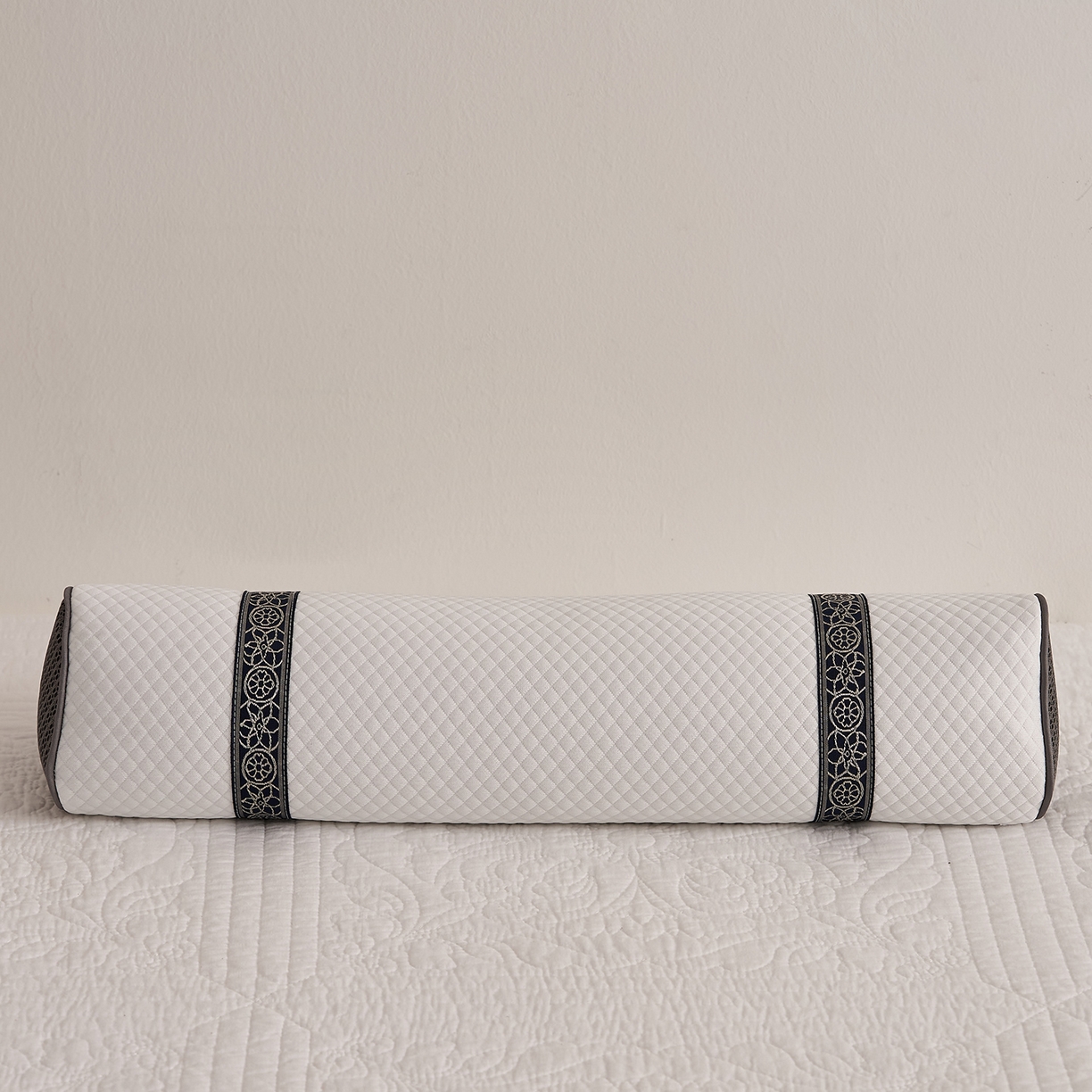 91家纺网 家纺一手货源 找家纺 乐可 2025新款科技三角护颈枕枕头枕芯 科技三角护颈枕-简约白