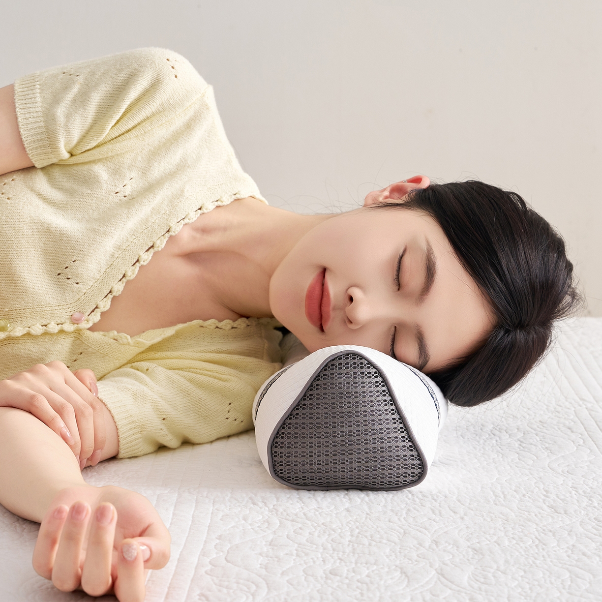 91家纺网 家纺一手货源 找家纺 乐可 2025新款科技三角护颈枕枕头枕芯 科技三角护颈枕-简约白