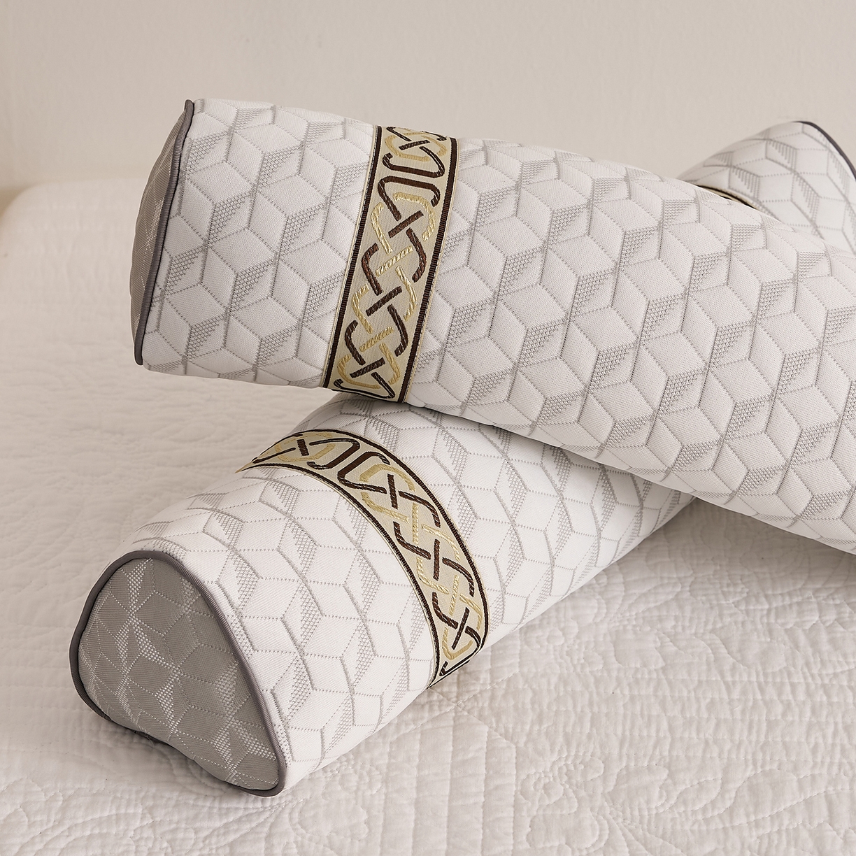 91家纺网 家纺一手货源 找家纺 乐可 2025新款科技三角护颈枕枕头枕芯 科技三角护颈枕-科技白