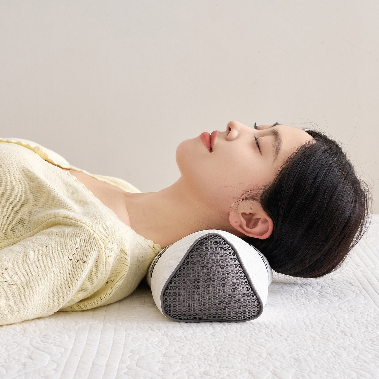 91家纺网 家纺一手货源 找家纺 乐可 2025新款科技三角护颈枕枕头枕芯 科技三角护颈枕-简约白