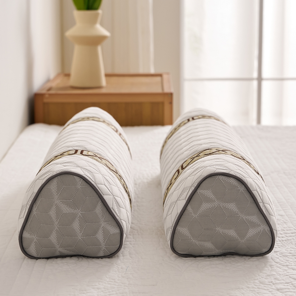 91家纺网 家纺一手货源 找家纺 乐可 2025新款科技三角护颈枕枕头枕芯 科技三角护颈枕-科技白