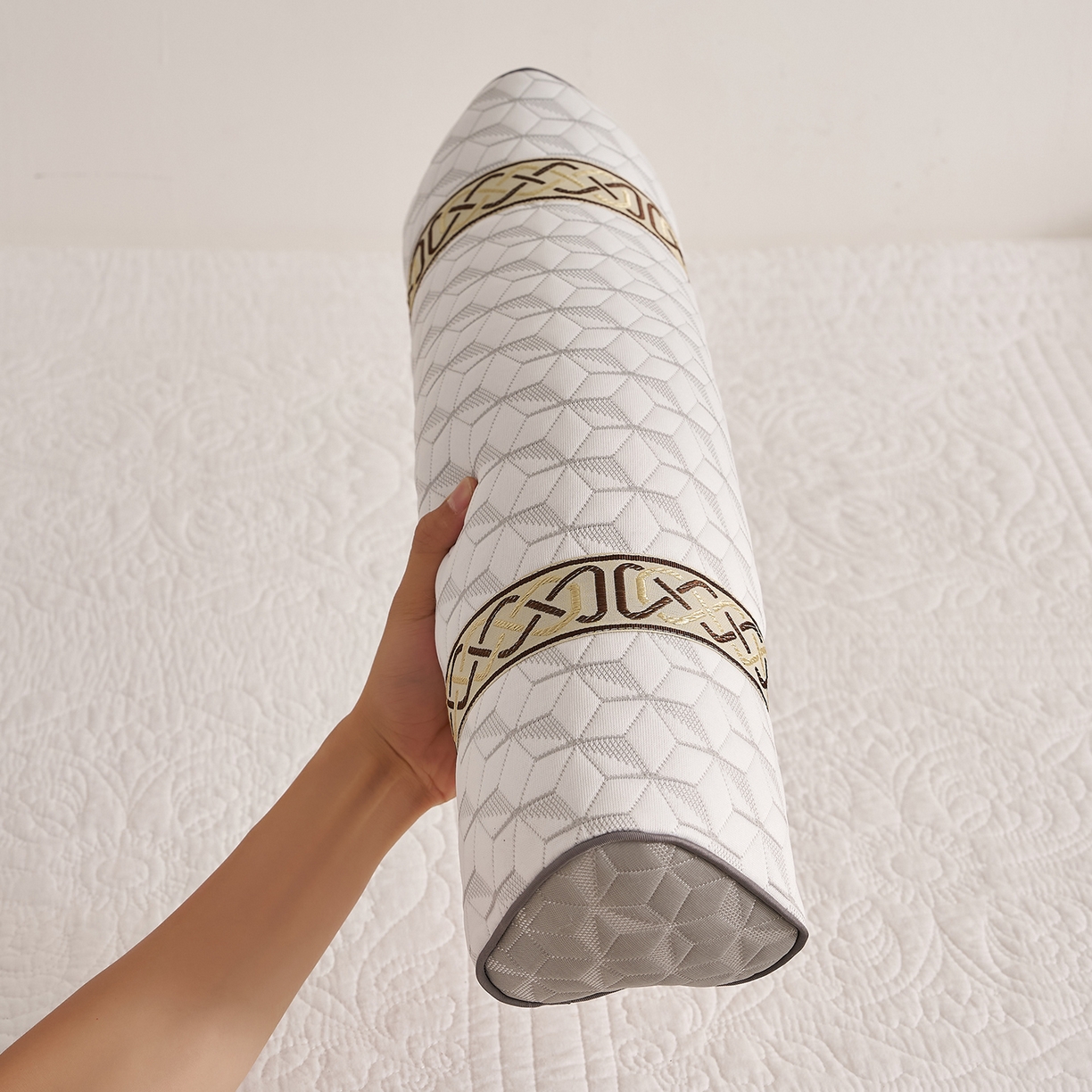 91家纺网 家纺一手货源 找家纺 乐可 2025新款科技三角护颈枕枕头枕芯 科技三角护颈枕-科技白