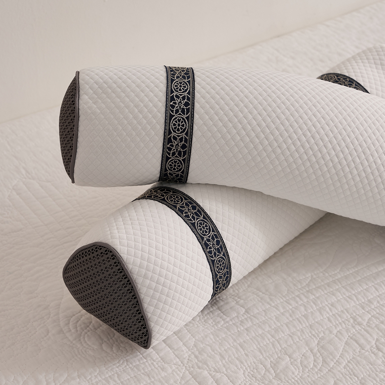 91家纺网 家纺一手货源 找家纺 乐可 2025新款科技三角护颈枕枕头枕芯 科技三角护颈枕-简约白