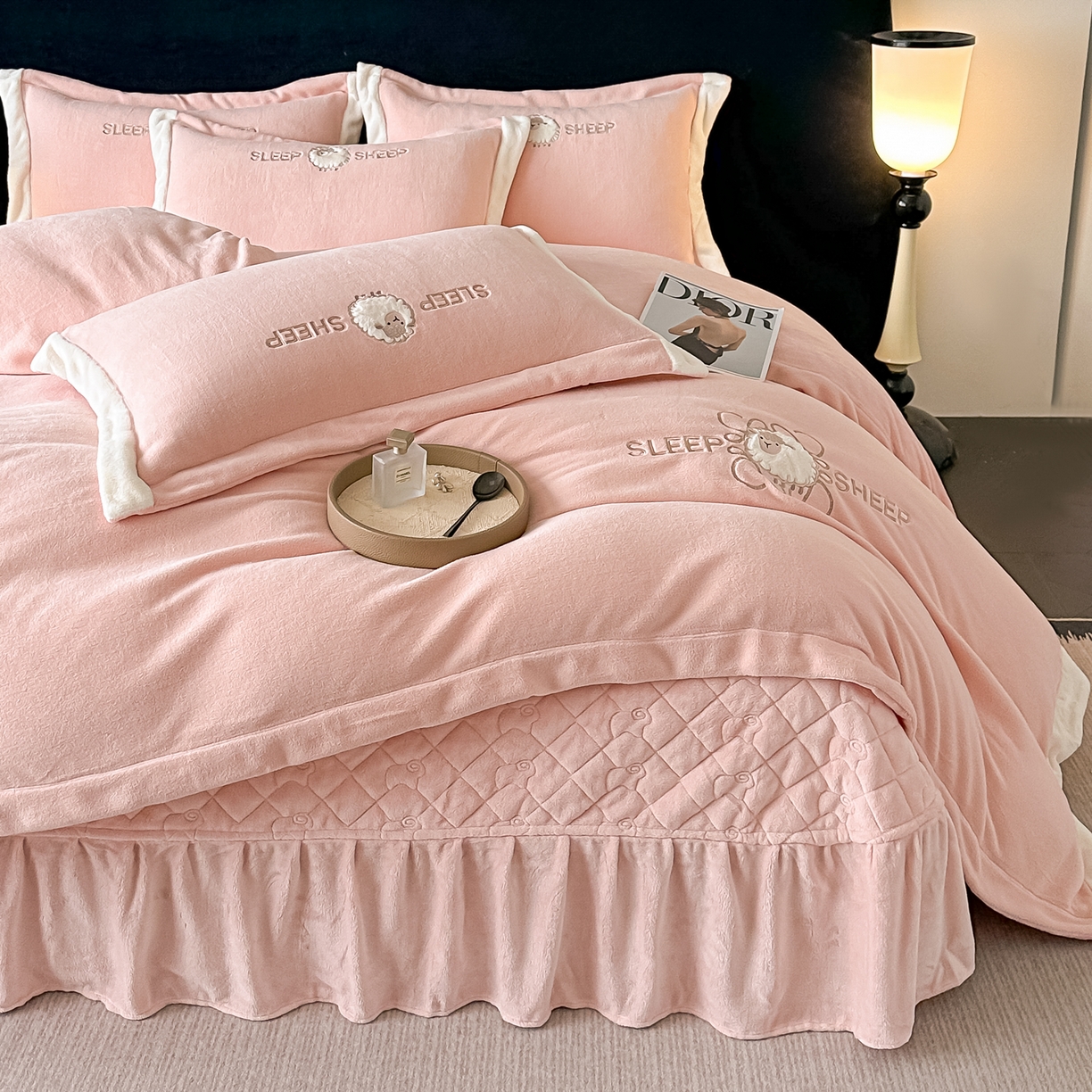 91家纺网 家纺一手货源 找家纺 （总）诺可 2025新款秋冬牛奶绒床盖款四件套-咩羊乐园