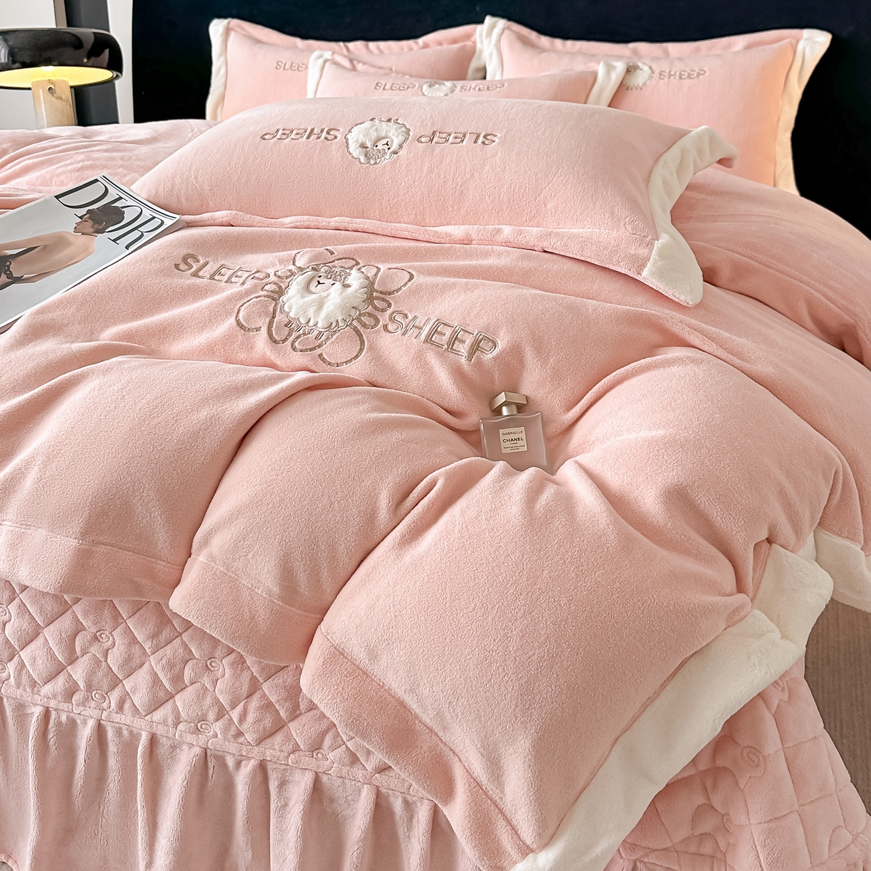 91家纺网 家纺一手货源 找家纺 （总）诺可 2025新款秋冬牛奶绒床盖款四件套-咩羊乐园