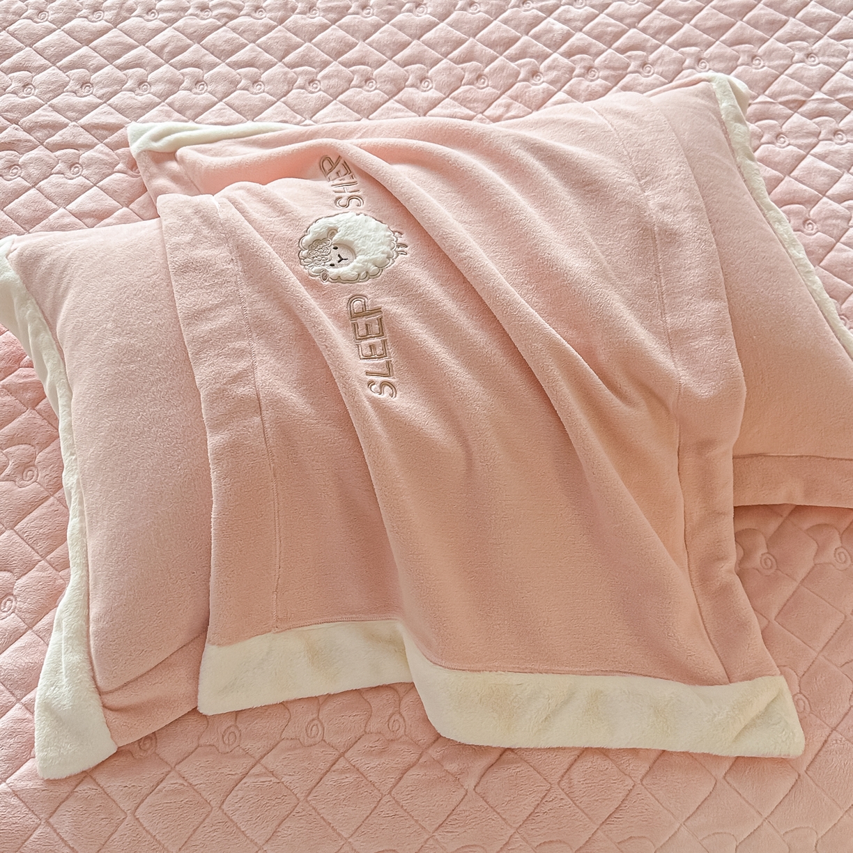 91家纺网 家纺一手货源 找家纺 （总）诺可 2025新款秋冬牛奶绒床盖款四件套-咩羊乐园