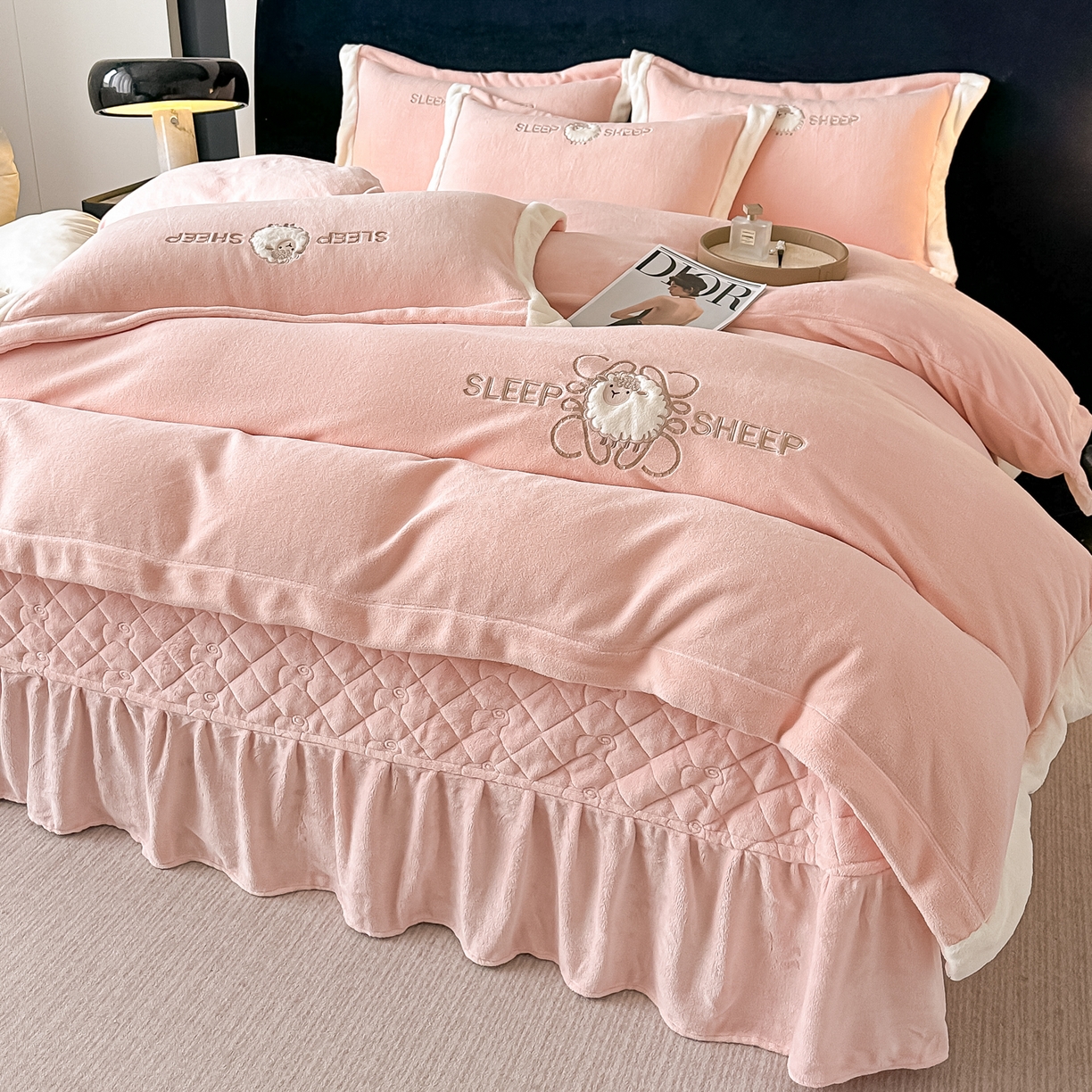 91家纺网 家纺一手货源 找家纺 （总）诺可 2025新款秋冬牛奶绒床盖款四件套-咩羊乐园