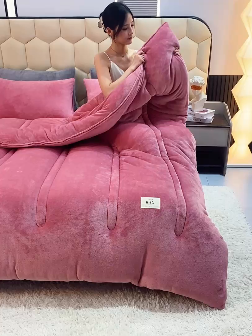 91家纺网 家纺一手货源 找家纺 恋之巢家纺 2025新款双面牛奶绒模特冬被被子被芯 豆沙红