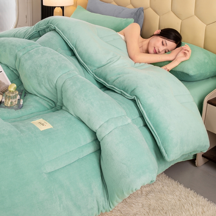 91家纺网 家纺一手货源 找家纺 恋之巢家纺 2025新款双面牛奶绒模特冬被被子被芯 青柠绿