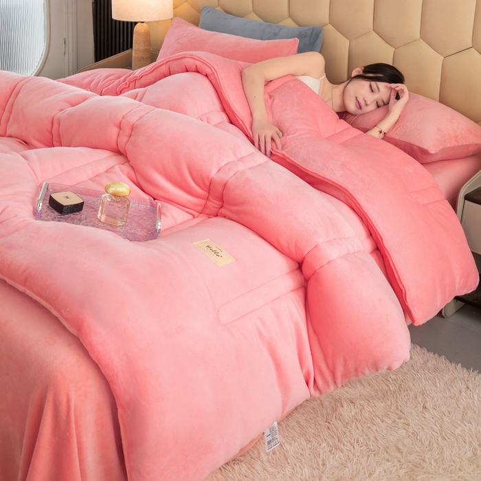 91家纺网 家纺一手货源 找家纺 恋之巢家纺 2025新款双面牛奶绒模特冬被被子被芯 柔桃粉