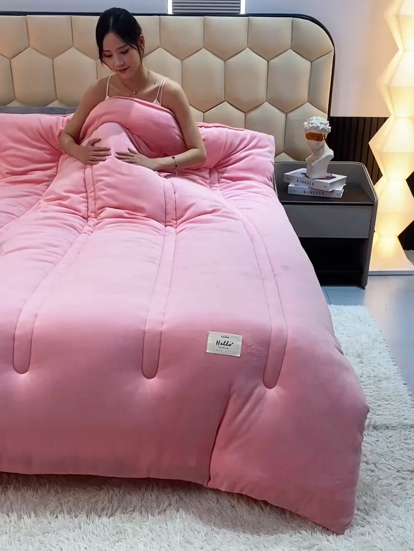 91家纺网 家纺一手货源 找家纺 恋之巢家纺 2025新款双面牛奶绒模特冬被被子被芯 柔桃粉