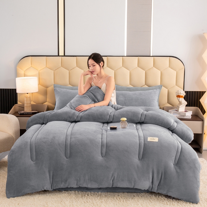 91家纺网 家纺一手货源 找家纺 恋之巢家纺 2025新款双面牛奶绒模特冬被被子被芯 绅士灰