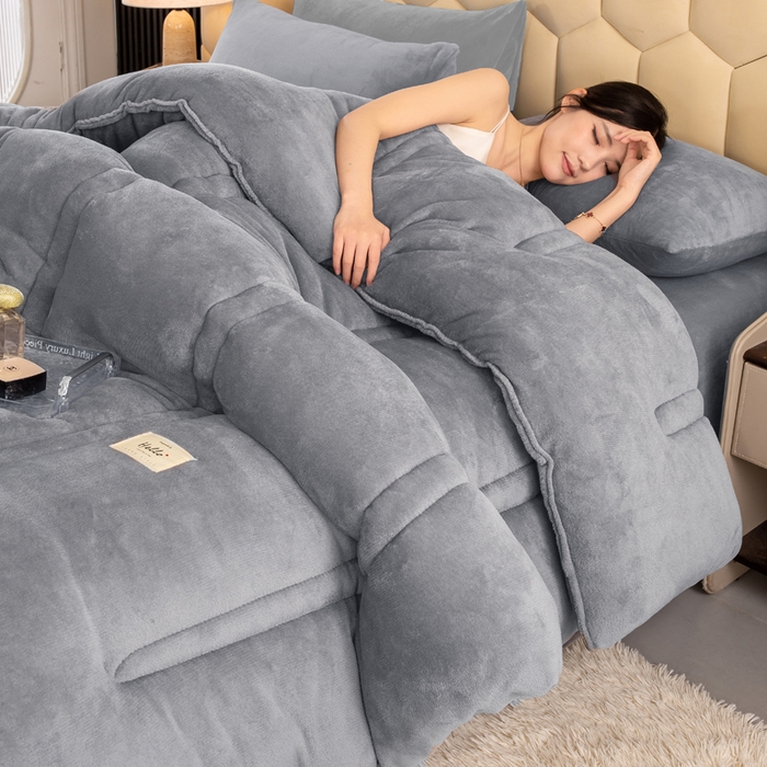 91家纺网 家纺一手货源 找家纺 恋之巢家纺 2025新款双面牛奶绒模特冬被被子被芯 绅士灰