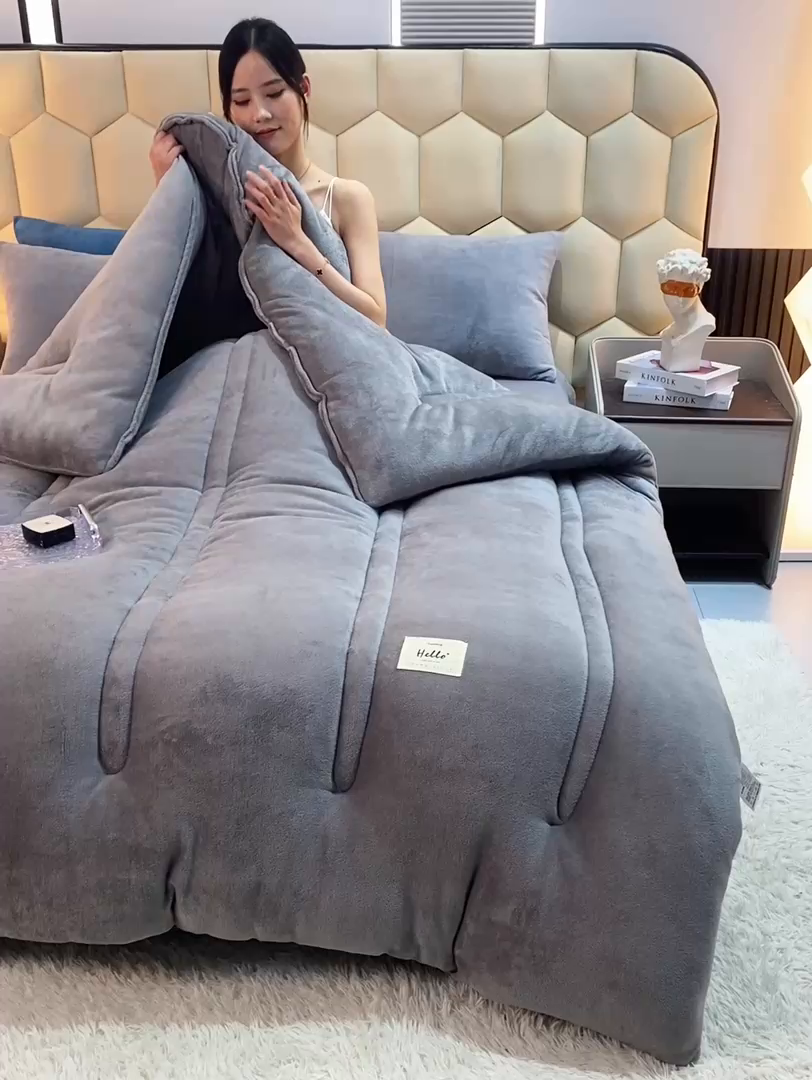 91家纺网 家纺一手货源 找家纺 恋之巢家纺 2025新款双面牛奶绒模特冬被被子被芯 绅士灰