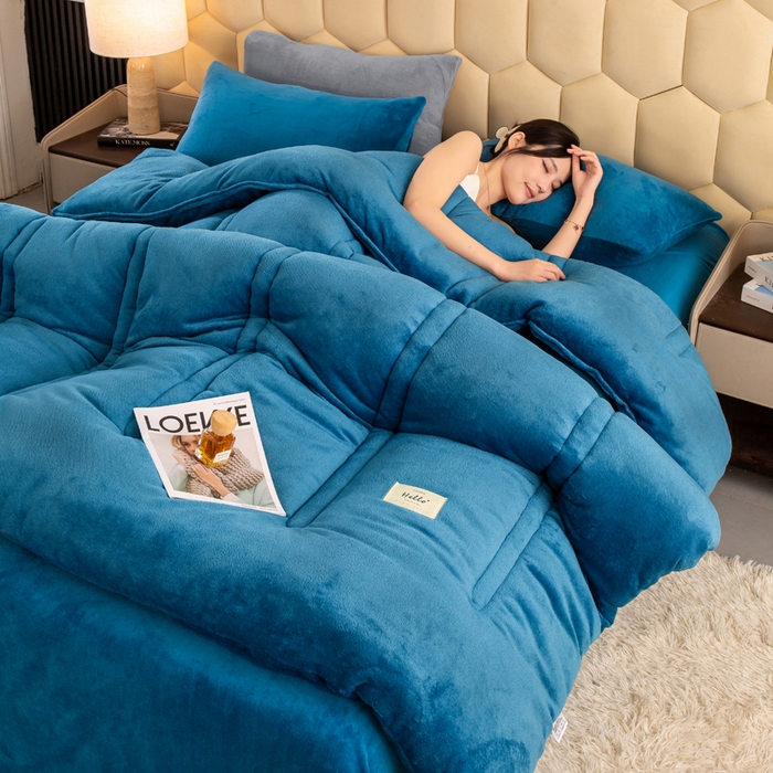 91家纺网 家纺一手货源 找家纺 恋之巢家纺 2025新款双面牛奶绒模特冬被被子被芯 雾海蓝