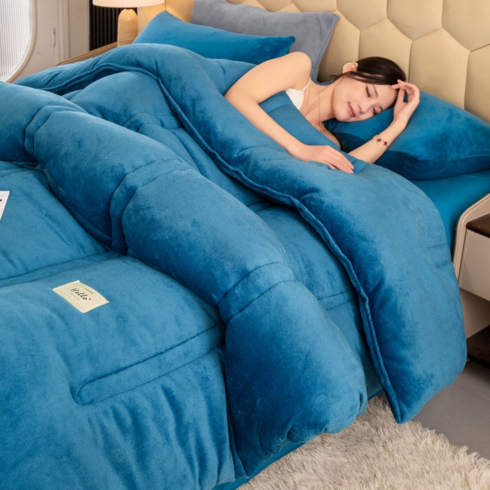 91家纺网 家纺一手货源 找家纺 恋之巢家纺 2025新款双面牛奶绒模特冬被被子被芯 雾海蓝
