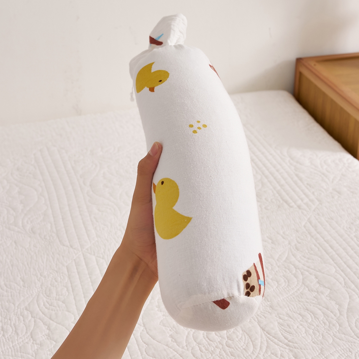 91家纺网 家纺一手货源 找家纺 乐可 2025新款全棉纱布哄睡糖果枕枕头枕芯 纱布哄睡糖果枕-小熊黄鸭