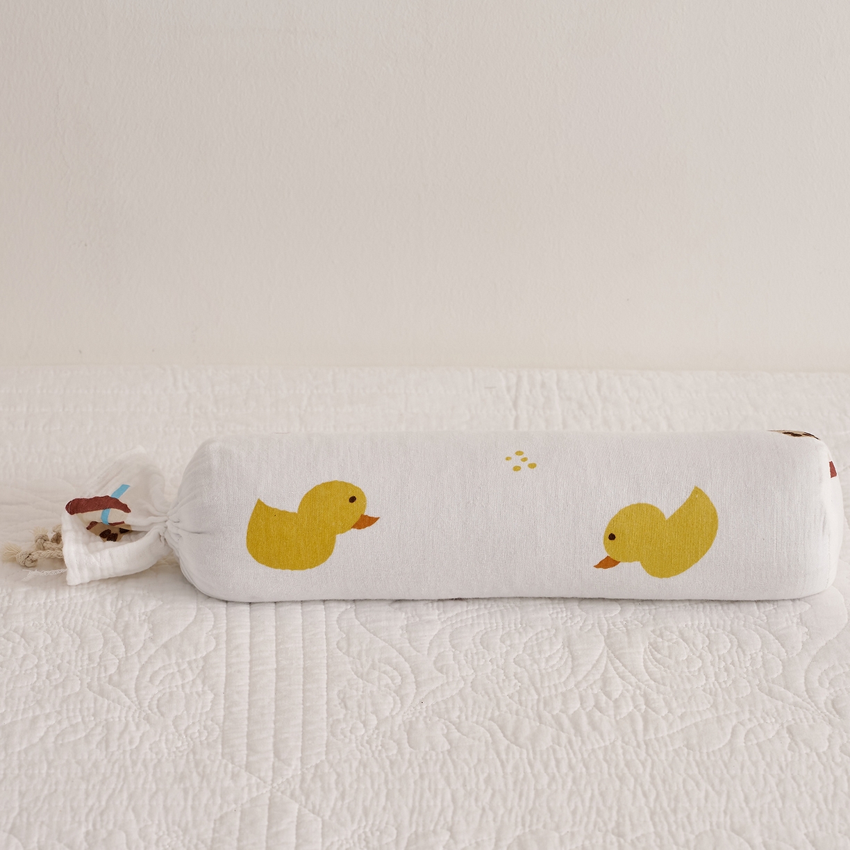 91家纺网 家纺一手货源 找家纺 乐可 2025新款全棉纱布哄睡糖果枕枕头枕芯 纱布哄睡糖果枕-小熊黄鸭